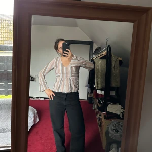 Topp med knyte - Skjort/blus i mjuka färger med snyggt knyte runt bröstet. Aldrig använd av mig.  Står ingen strl, men passar mig bra så tippar på S/M