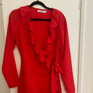 Röd klänning  - Röd klänning från NAKD i strl S. I bra skick.