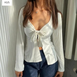 Design by si - Topp från design by si! Använd en gång! Nypris ca 450kr med frakt🥰 Älskar den men får ingen användning för den!