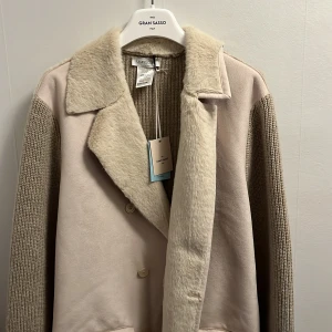 Gran sasso cardigan - Säljer väldigt fin exklusiv gran Sasso cardigan. väldigt skönt päls och snygg inför hösten. OG som galgen följer med. Tveka inte på att höra av er vid flera frågor 