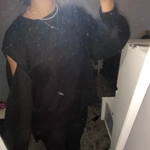 Stickad tröja - Ursnygg stickad tröja med hål vid axlarna från zara. Skriv vid frågor🥰