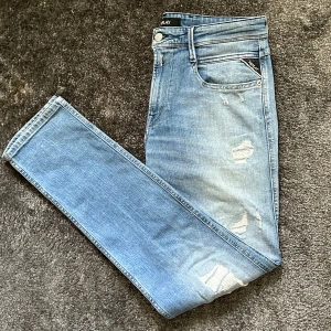 Replay Jeans - Ett par riktigt snygga replay jeans med snygga slitningar i modell anbass (slim fit) Storlek W31 L32, Helt Nya! Ny pris 1899kr. Kontakta för fler bilder eller om du har några funderingar.