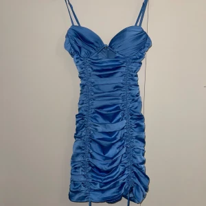 Fin tight klänning i bra skick! Pris kan diskuteras - Väldigt bra skick, använd en gång för en födelsedag. Köpt för 600kr. Storlek UK 4 motsvarar 36 i svensk storlek. Passar XXS XS S