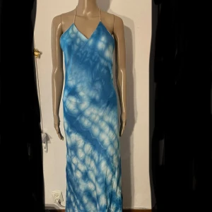 Batik balklänning festklänning finklänning 90-tal 00-tal retro - Ett brännmärke enligt bild. Ink sjal.