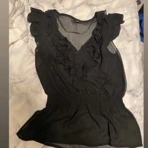 Blus - Jätte snygg genomskinlig blus från H&M, säljer då den börjar bli för liten. Köpt för länge sen så den är slutsåld på hemsidan💕