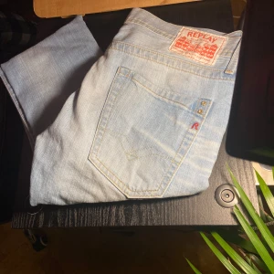 Replay jeans - Tja, säljer ett par schyssta Replay jeans i 9/10 skick. Köpta för 1699kr säljer för 499kr! Storlek 32/34 passar dig som är mellan 184cm-190cm. Skriv för fler frågor!🙌