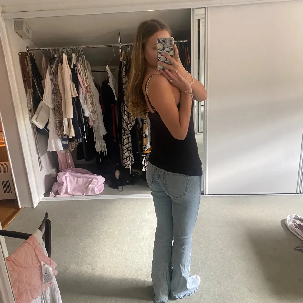 Så fina mid rise flare jeans! Säljer då de är för långa, för referens så är jag 163💗. Jeans & Byxor.