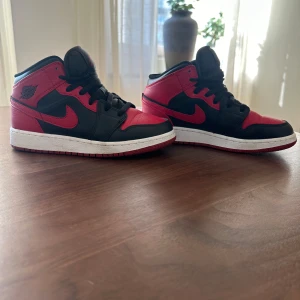 Nike Air Jordan 1 Mid - Nike Air Jordan 1 Mid Röd svarta Jordan. Stl 37.5. Varsamt använda fåtal gånger, mycket bra kvalitet.