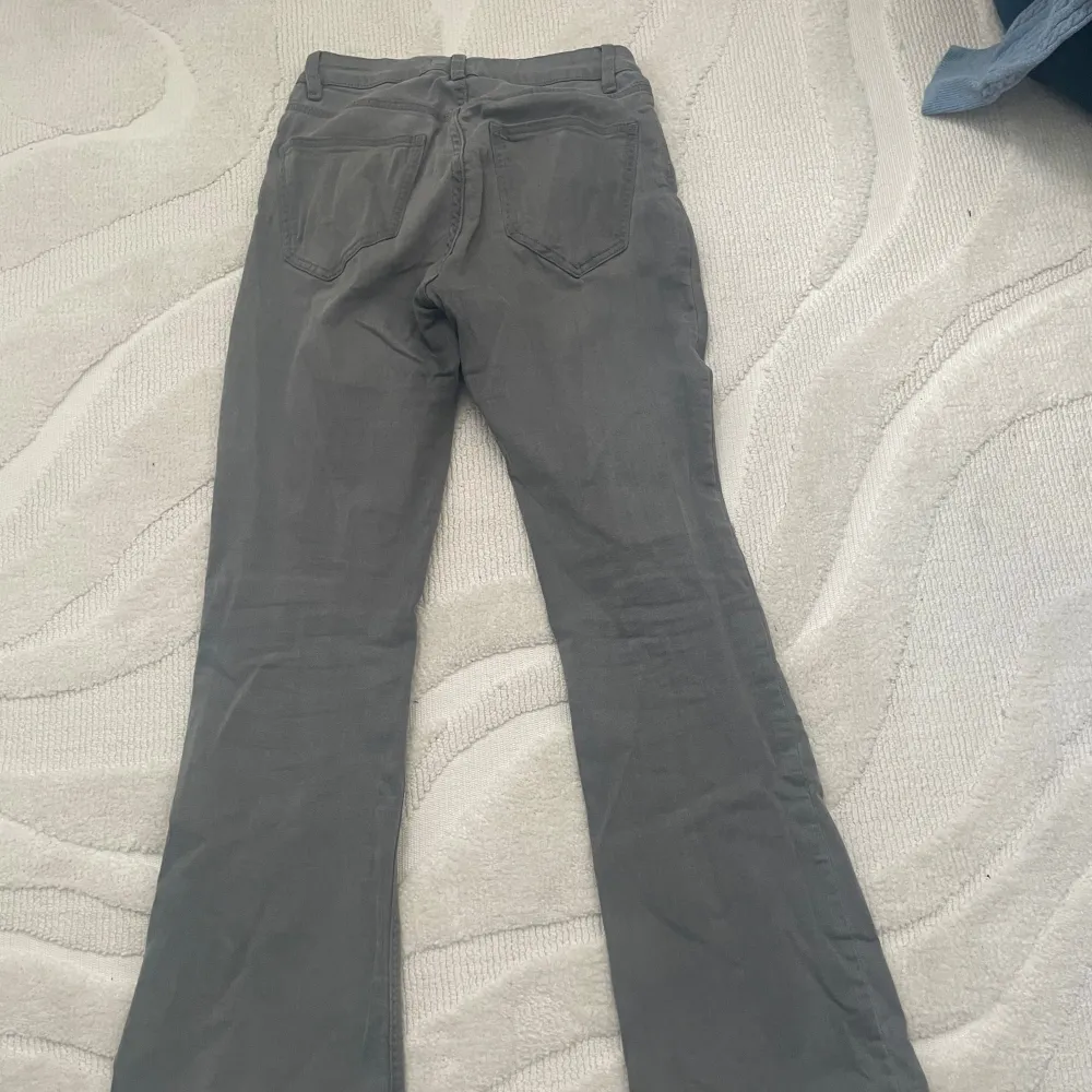 Sjukt snygga lindex jeans, de sitter jätte bra och personligen tycker jag att den framhäver ens cruvor. Low waist jeans som jag köpte för 450kr. Jeans & Byxor.