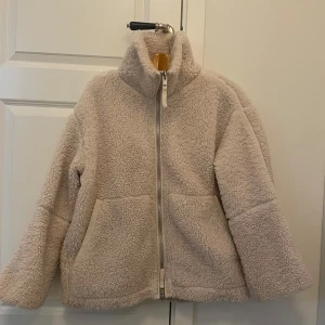 Teddyjacka HM - Jättefin teddyjacka som tyvärr inte kommer till användning längre. Använd ca 5 gånger så nästintill oanvänd!
