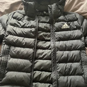 Adidas vinter jacka - 10/10 skick inga difekter en varm vinterjacka för billigt pris