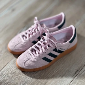 Adidas Spezial, rosa  - Mina underbara rosa Adidas Spezial tänker jag sälja nu. Använda 2 gånger så i nästan som nya. Använder aldrig då jag kommit fram till att rosa inte är min grej… De är i storlek 39