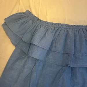 Blå Blus från neo noir.  - Helt oanvänd. Prislapp kvar, normal i storlek. 