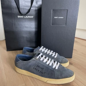 Saint Laurent skor  - Säljer ett par Saint Laurent skor!  Skorna är i storlek 42!  Box, dustbag och extra skosnören medkommer vid köp!  Hör gärna av dig om du har frågor!