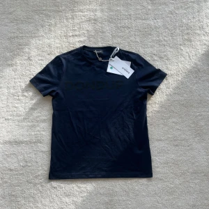 Dondup T-SHIRT (HELT NY) - DONDUP (HELT NY MED TAGS!) | Storlek: M | Färg: Blå | Pris: 599 | Fraktar via PostNord eller InstaBox på köparens bekostnad! | Hör av er med minsta frågor 