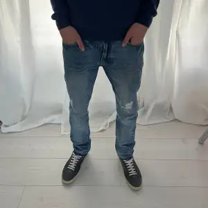 Morris jeans || Skick 9/10 || Storlek 31/33 men passar 30/32 || Slimfit || Modellen på bilden är 185cm || Pris ej hugget i sten!