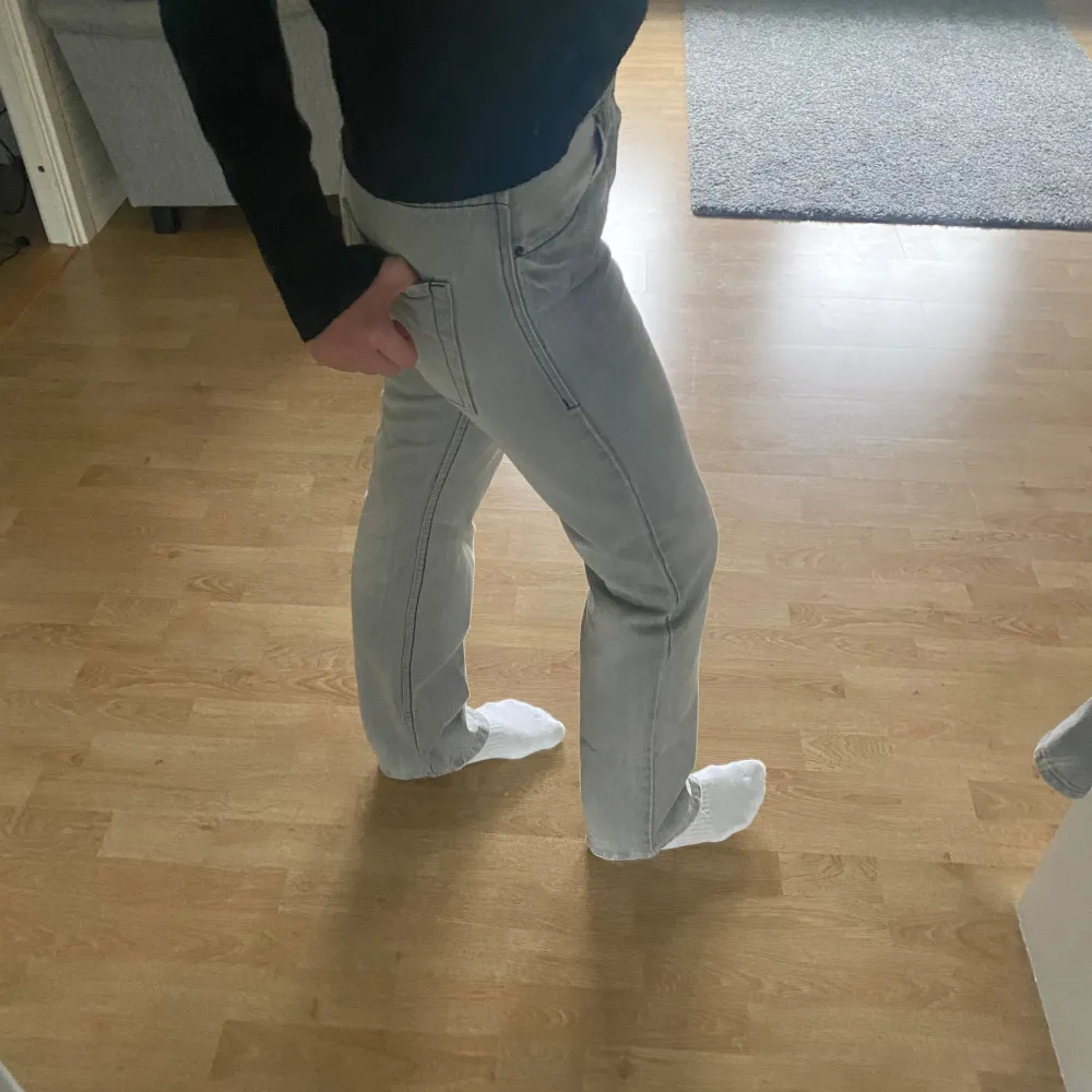 Raka grå jeans från okänt märke. Fint skick. Låg/medelhög midja.. Jeans & Byxor.