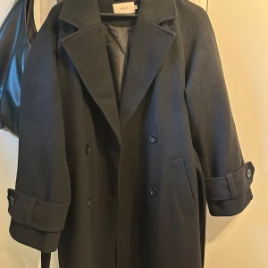 Lång kappa svart Nelly - Säljer min helt nya svarta kappa från Nelly i strl XXS då den är för lång för min smak.  Köpt förra veckan och endast testad - därav pris. 🫶 ”Warm trench coat” 