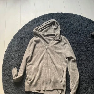 Kashmir hoodie - Kashmir hoodie från Lawrence gray, riktigt snygg och 10/10 skick sitter perfekt👍🏼