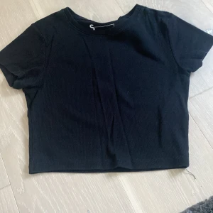Basic crop top - Svart kort basic crop top från new yorker som kostar 199kr. Jätte bekväm och i jätte bra skick. Storlek S