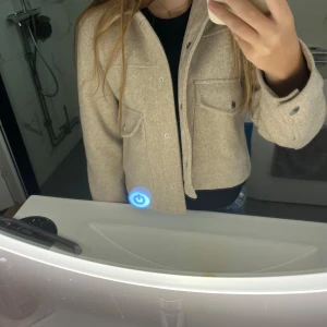 Jätte fin kappa från zara  - Säljer eftersom den inte kommer till användning längre 💕