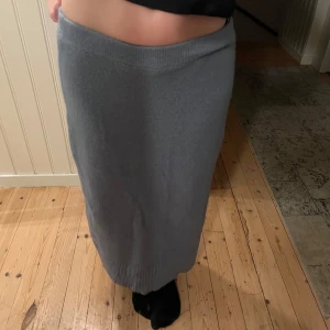 Stickad blå långkjol - En stickad blå långkjol, sitter inte tajt! Är 165 cm och den går till mina vrister 😇. Kjolen är köpt secondhand och inte använd sen dess 🧑‍🎤.