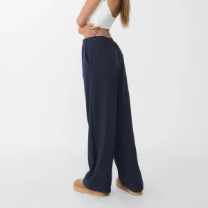 Stradivarius byxor  - Så fina marinblå stradivarius byxor 