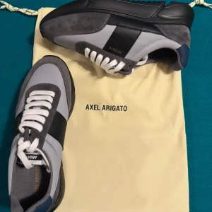 Oanvända Axel-Arigato skor, helt nya i originalförpackning - Säljer ett par helt nya Axel-Arigato skor, i original förpackning. Frågor om pris och skorna görs privat.