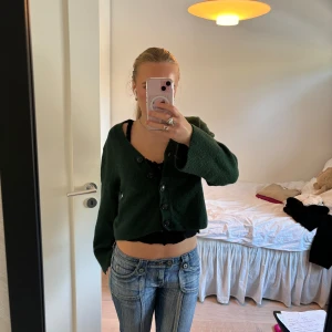 Stickad kofta från &Otherstories - Jag säljer den här jättefina gröna koftan från &otherstories❤️ Den är i bra skick. Och även om den är i storlek xs så passar den större storlekar, jag har vanligtvis S/M i tröjor.