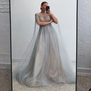 Klänning -  en elegant kläning i bra skick, använd endast en gång. Klänningen har en separat, voluminös underkjol som kan bäras under för extra volym och elegans. Den är ännu vackrare i verkligheten än på bilderna.