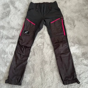 Fritids byxa  - En fläck på höger smal ben, inget man tänker på vid användning 