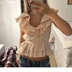 Hm blus - Populär HM blus! Köpte för 400, slutsåld. Är en 38 men skulle mer säga att det är en S. Passar mig som vanligtvis är xs/s🥰