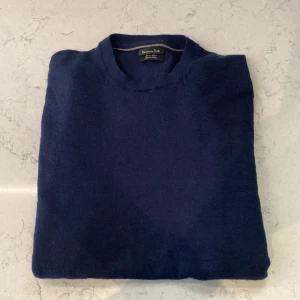 Massimo Dutti Tröja - Säljer nu denna asfeta Massimo Dutti tröjan i ett perfekt skick (100% merinoull)! Storleken är M men skulle kunna passa S med! Nypris ligger på ca 1100kr❌ mitt pris endast 349kr✅ hör av dig vid minsta lilla fundering!! 😄😄