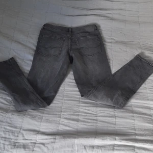 Ett par svarta Jack and jones jeans  - Jeansen är knappt använd då är i väldigt bra skick. Det är modellen slim fit och är storlek 170, 15 år. Dem är riktigt schysta till hösten. 