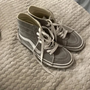 Vans skor - Säljer mina vansskor som jag köpt här på plick, har använt 1 gång och tidigare ägare hade aldrig använt så i väldigt bra skick!💖