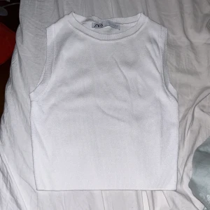 Zara Topp - Oanvänd Zara topp, köpt för ca 2 år sedan men aldrig kommit till användning! Tycker dock att den är skitnsygg 🤩🤩🤩