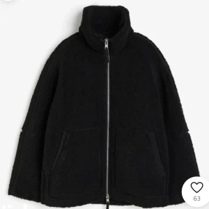 Teddy jacka H&M - Jättefin Teddy jacka från hm som är slutsåld överallt! Jackan är i nästan nyskick, bara använd några gånger. Byer helt mot en i storlek M istället. Då jag vill att den ska sitta mer oversized på mig som är 175💞 hör av er vid frågor💞