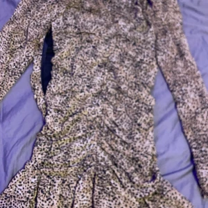 bikbok klänning kort - ungefär en leopard mönstrad klänning som är kort och kommer över knän, har haft på mig den 1 gång max. 