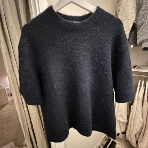 Stickad T-shirt - Stickad T-shirt från Gina tricot, inprincip oanvänd, kanske använd ca 2 gånger! Storlek M men sitter bra på mig med S. Pris kan diskuteras vid snabb affär 