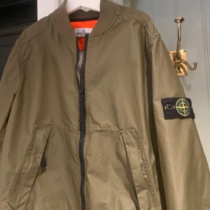 Stone island jacka - En windbraker från stone island. Är i Nyskick den är mörkgrön och storlek 152/12år jackan säljs för 699 priset är inte hugget i sten.