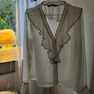 Zara blus - Vit blus med svara detaljer från Zara! Storlek M men passar mig som vanligtvis har xs/s🤩använd en gång därav inga defekter! Skicka för fler bilder och pris går att diskutera❣️