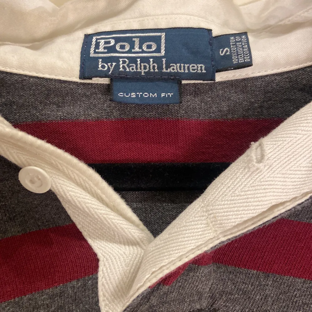 •Ralph Lauren Hoodie/Piké vinröd/grå randig. Riktigt snygg unik Ralph Lauren piké Hoodie! Vinröd & grå randigt tema;) Skick: 8/10, inga defekter! Storlek: S, custom fit. Authentic: ✅. Hör av dig vid frågor eller funderingar. Mvh SecondResell;). Hoodies.