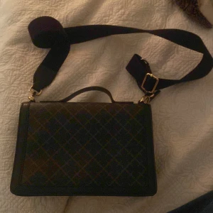 Marlene Birger Handväska  - Snygg Marlene Birger handväska, har använt få gånger, är helt perfekt och har inga skador. Originella pris: 3.200 kr