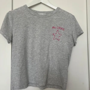 T-shirt  - T-shirt från Gina Young i storlek 158/164. Nyskick, säljs på grund av att den ej kommer till användning