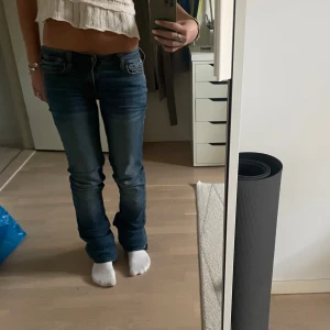Lågmidjade hollister jeans - Ett par low waisted bootcut hollister jeans i storlek W26 och L32. Jag har sytt ner dem Lågmidjade. Innerbens längd är 83 cm och midjemåttet tvärs över 38 cm💞💞
