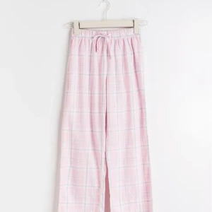 Pyjamasbyxor  - Säljer dessa jättefina pyjamasbyxorna från Gina Young. Säljer för de är för korta. Väldigt bra skick. Köpte för 199kr. Priset kan diskuteras 💕