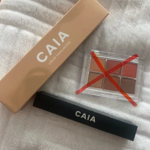 Nytt Caia smink  - Säljer oöppnad och oanvänt smink från Caia. Heat wave eyeshadow Palette SÅLD Liquid highlighter i Bronzed Beach (nypris 325 kr) Snatched eyeliner (nypris 195 kr)   Jag säljer  highlighter och eyeliner för 200 kr. Paletten är såld.