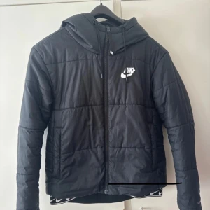 Nike jacka  - Säljer på grund av att jag inte använder och har blivit för liten, loggan har börjat åka av men annars bra skick. Storlek S men funkar som M också. Köpt för ca 1000 kronor men säljer billigt för att jag använt den.  Jag står ej för frakten!