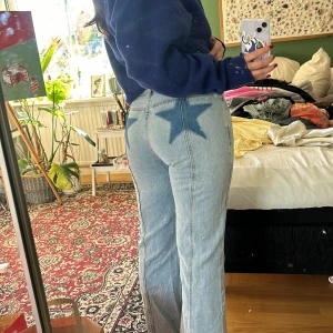 Stjärn jeans  - Snygga jeans från adika med stjärnor på rumpan;) storlek L