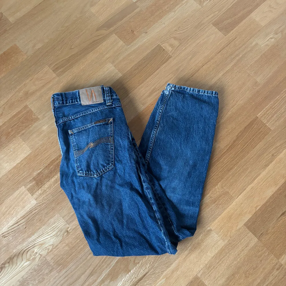 Säljer du dessa Nudie jeans i W33/L32. Fint skick på dem och köptes tidigare iår. Nypris 1500.  Skriv gärna vid fler funderingar!. Jeans & Byxor.